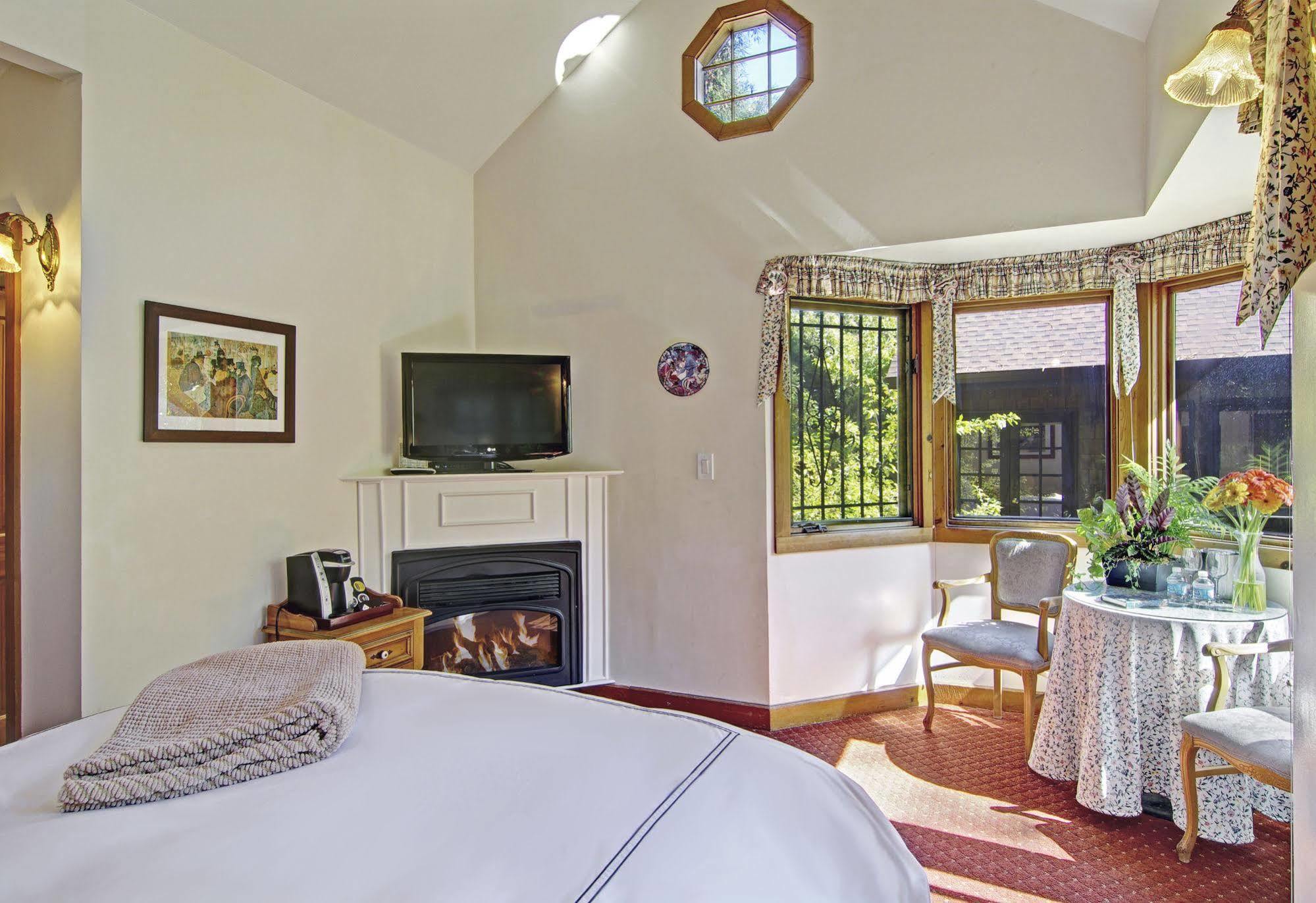The Babbling Brook Inn Santa Cruz Exterior photo